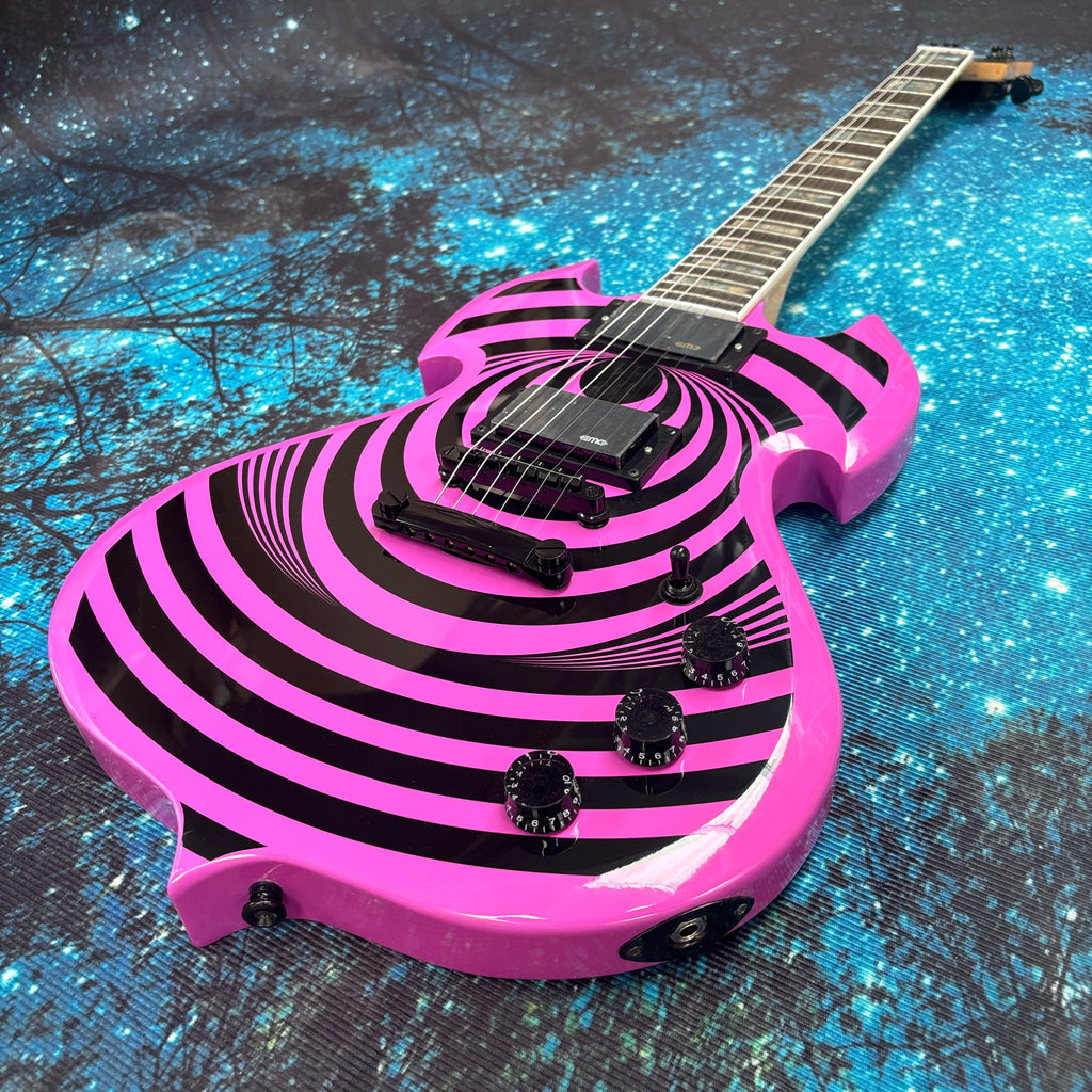 Guitarra eléctrica morada, diapasón de palisandro con incrustaciones de abulón y nácar, 22 trastes, pastillas de doble bobina.