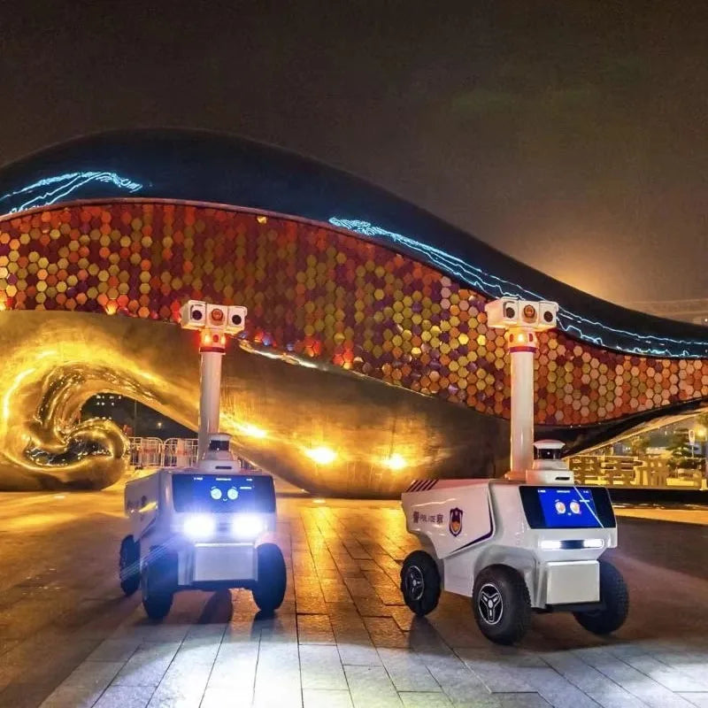 Dos robots de seguridad exterior blancos con luces y torretas de cámaras para patrulla