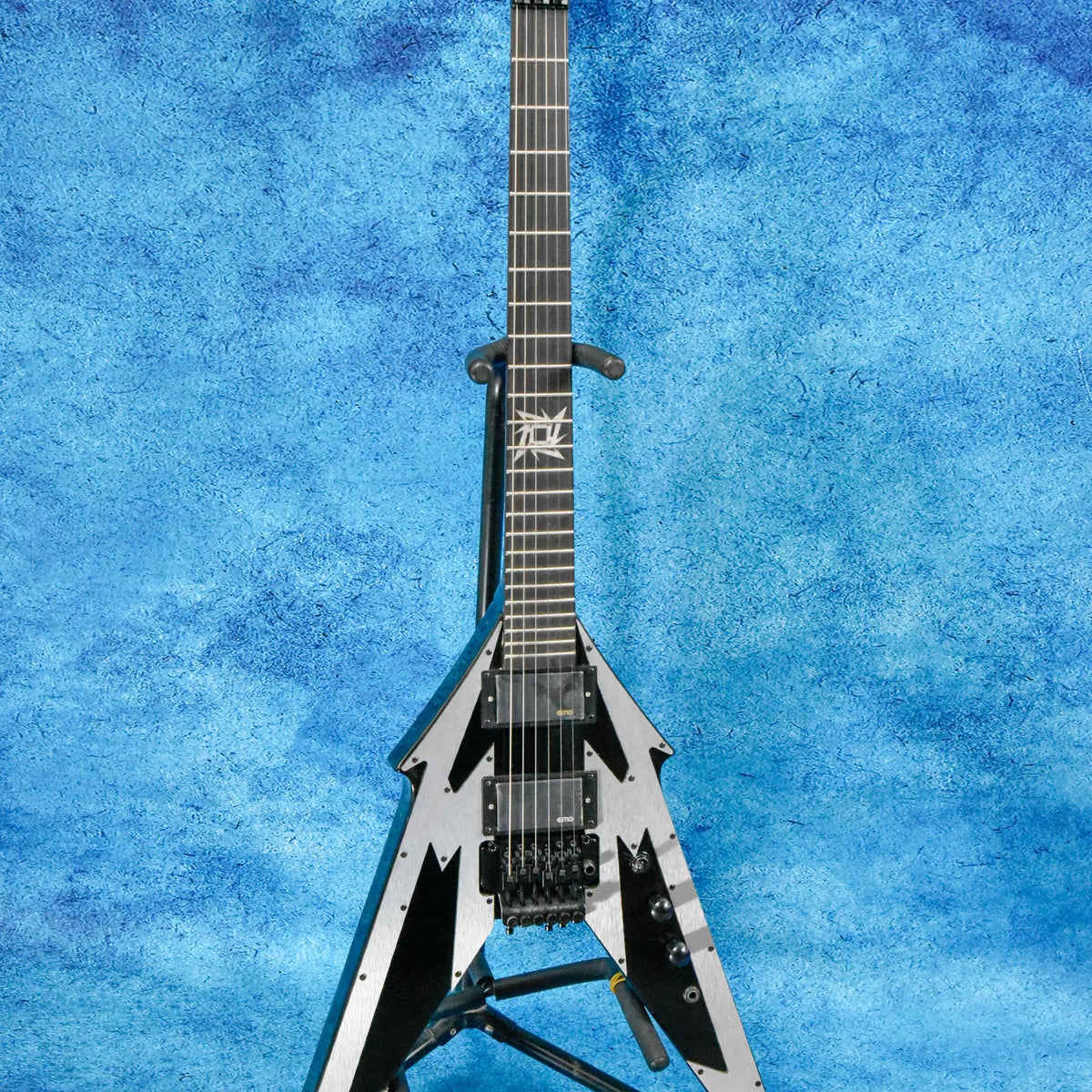 Guitarra eléctrica con forma en V, protector de cuerdas de aluminio cepillado, pastillas pasivas, trémolo con doble sistema de bloqueo, 24 trastes, 648 mm, nueva.