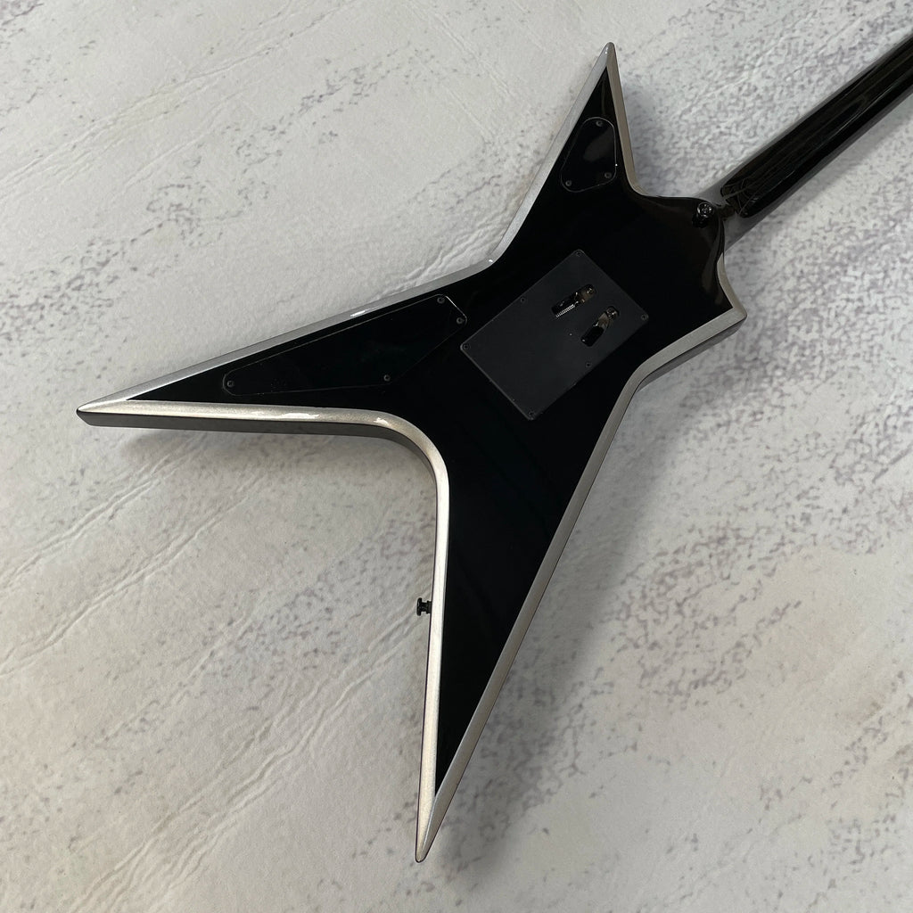 Guitarra eléctrica Star V, acabado en negro brillante con ribete plateado, doble sistema de captación de alta ganancia, trémolo con doble sistema de bloqueo, mástil de ébano, 22 trastes.