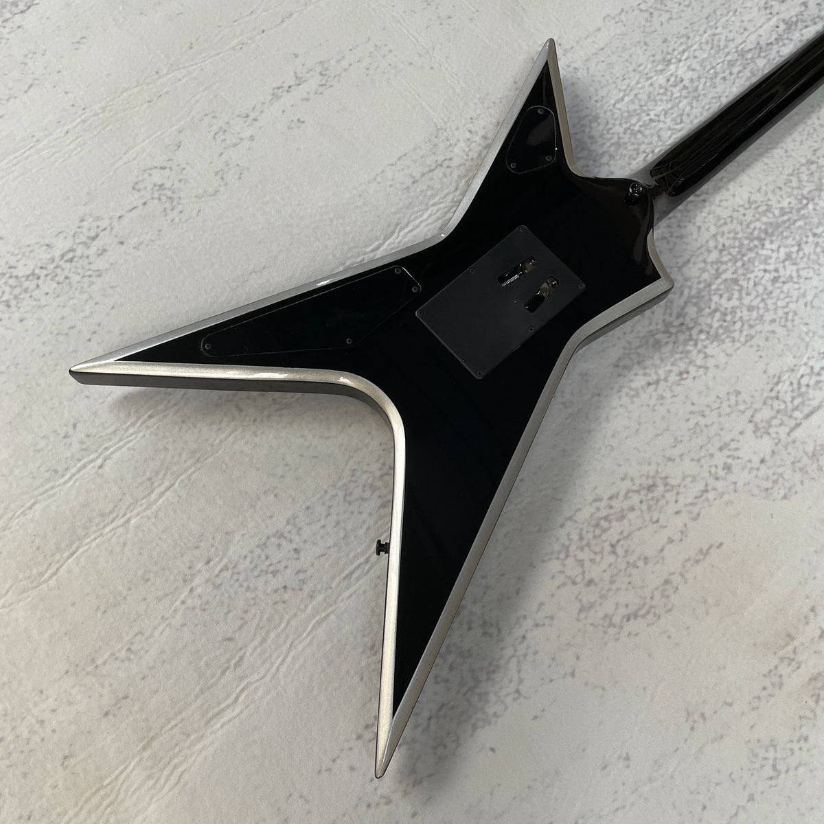 Guitarra eléctrica Star V, acabado en negro brillante con ribete plateado, doble sistema de captación de alta ganancia, trémolo con doble sistema de bloqueo, mástil de ébano, 22 trastes.