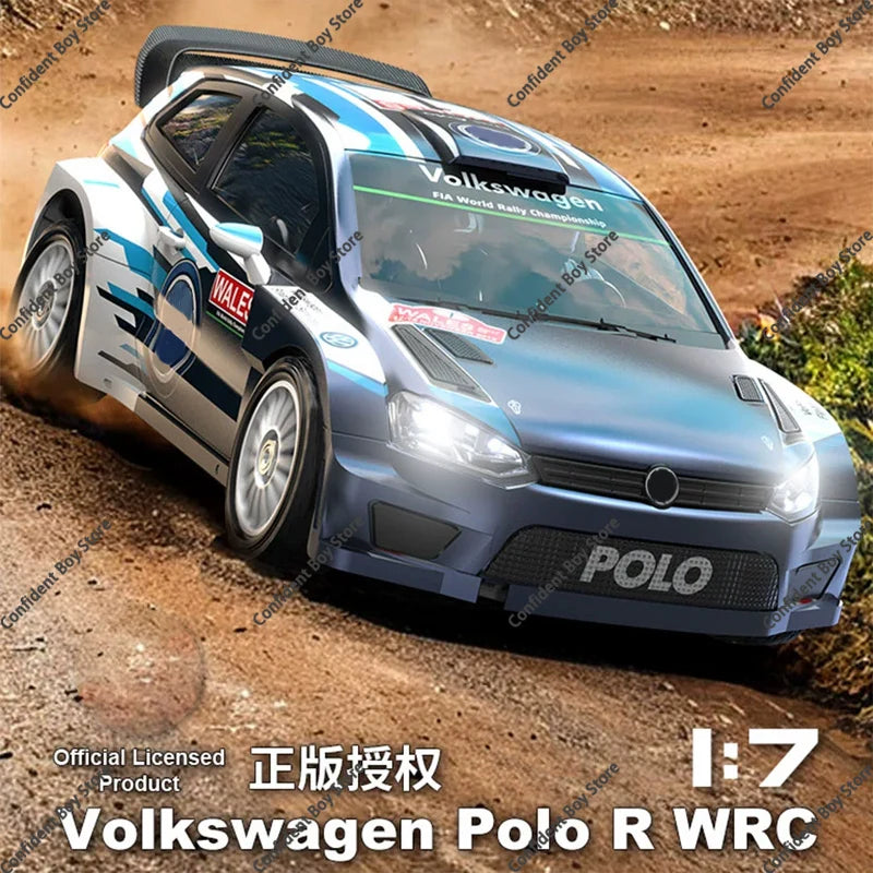 Coche RC HYPER GO 1:7 azul y blanco con carrocería Volkswagen Polo R WRC.
