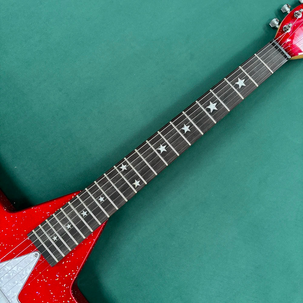 Nueva guitarra eléctrica de 6 cuerdas con cuerpo en forma de estrella, pickguard plateado y un diseño único.
