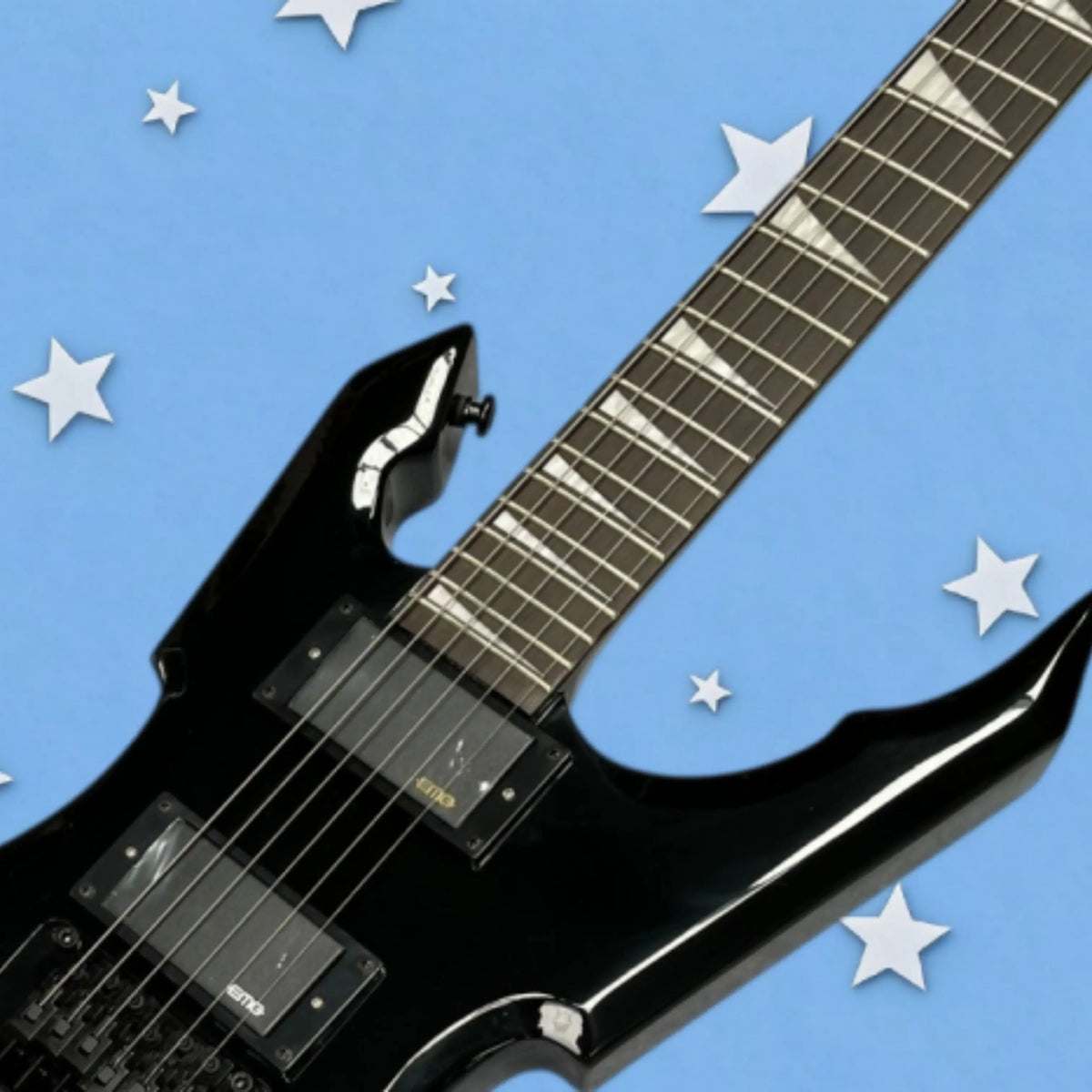 Guitarra eléctrica de diseño angular y color negro intenso, con herrajes completamente negros, pastillas HH, una guitarra de metal distinguida.