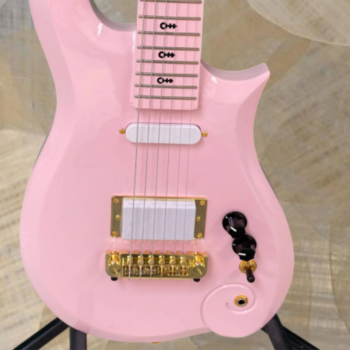 Guitarra eléctrica rosa, 22 trastes, herrajes dorados, diapasón de arce, guitarra con un diseño atractivo.