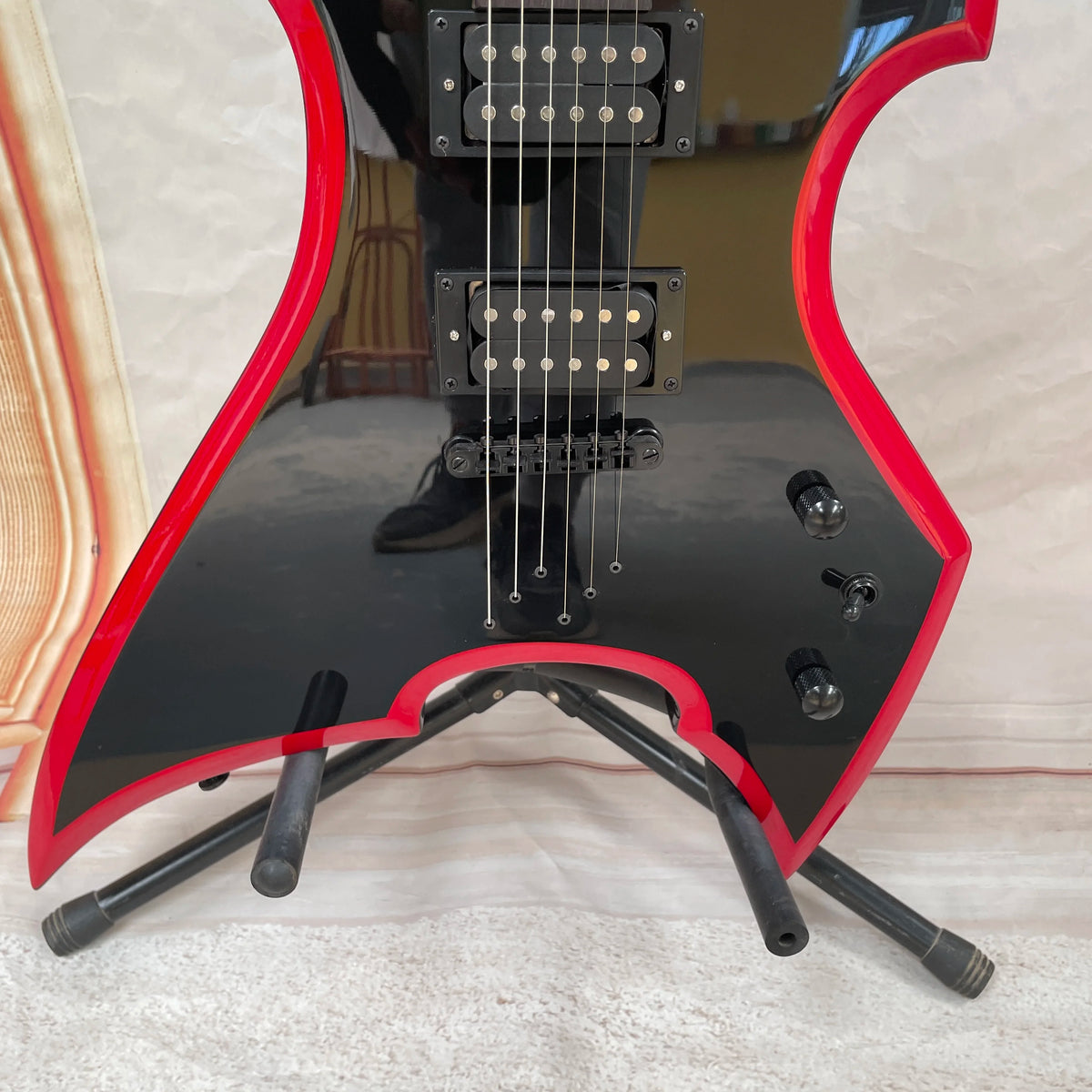 Nueva guitarra eléctrica de 6 cuerdas, cuerpo negro y borde rojo, guitarra con pastillas HH, diapasón de palisandro, elegante guitarra para presentaciones en escenario