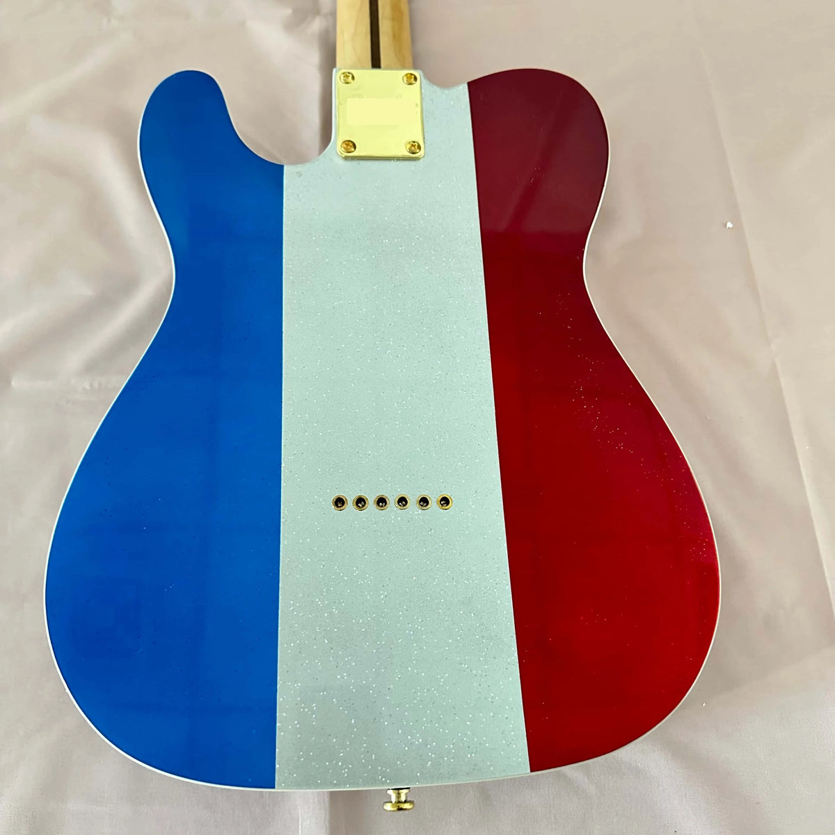 Guitarra Eléctrica Roja, Plateada y Azul con Brillantina, Rayas Verticales, Herrajes Dorados, Pastillas Individuales, Estilo Vintage Country Rock, En Stock