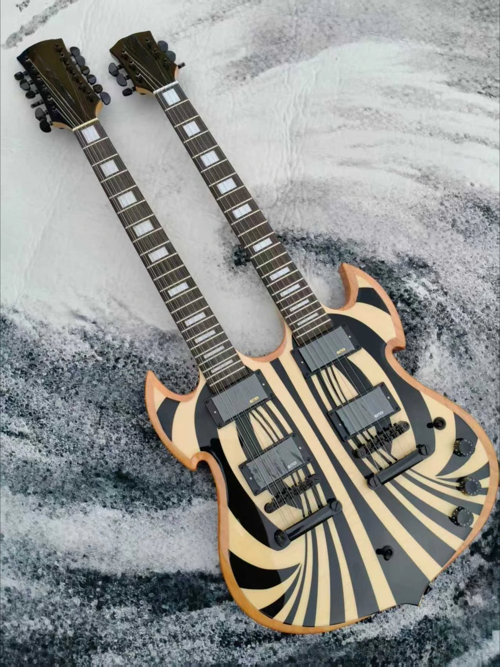 Guitarra eléctrica de doble mástil, guitarra de cuerpo macizo con 12+6 cuerdas, acabado en blanco y negro con diseño de remolino, herrajes negros, pastillas humbucker.