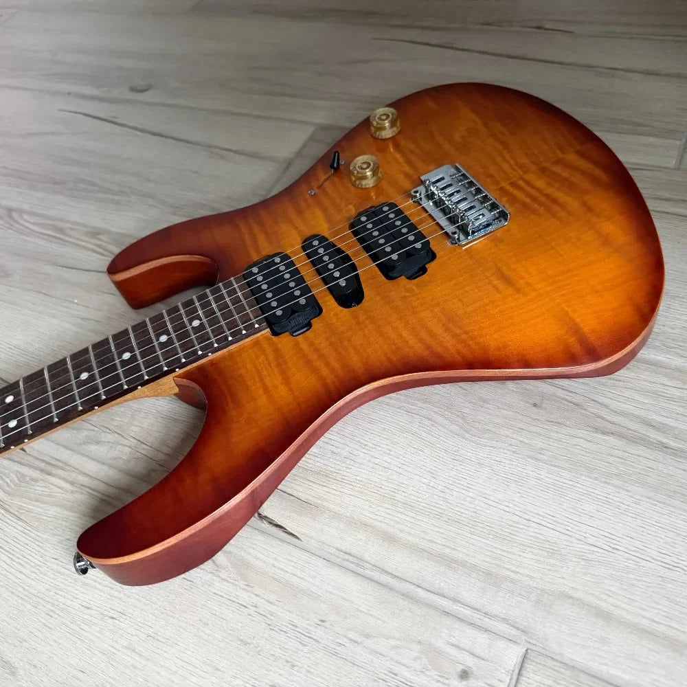 Guitarra eléctrica de cuerpo macizo de estilo moderno, con pastillas humbucker HH, tapa de chapa de arce flameado y acabado degradado tipo «sunburst».
