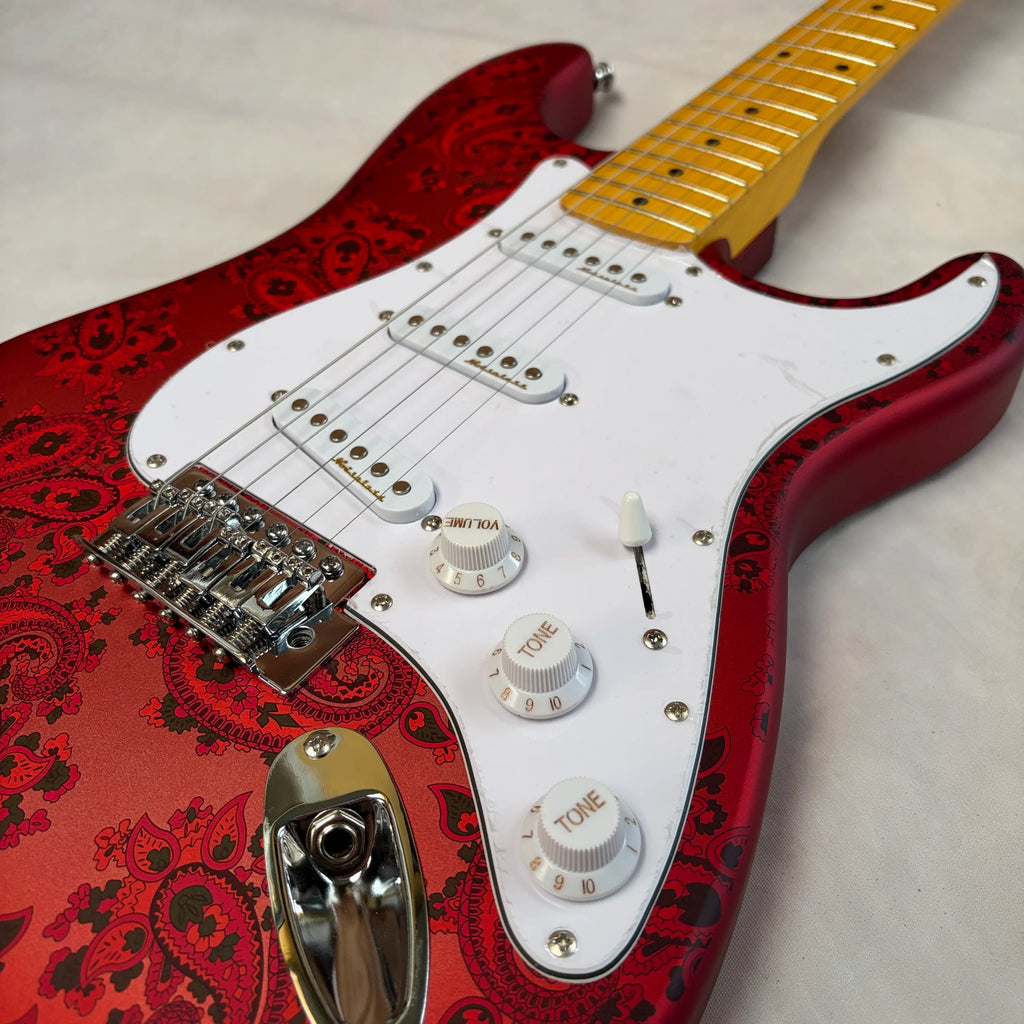 Guitarra eléctrica vintage roja con diseño paisley, forma ST, estampado floral hidrográfico, 3 single-coils, 22 trastes, incrustaciones de puntos, puente tremolo