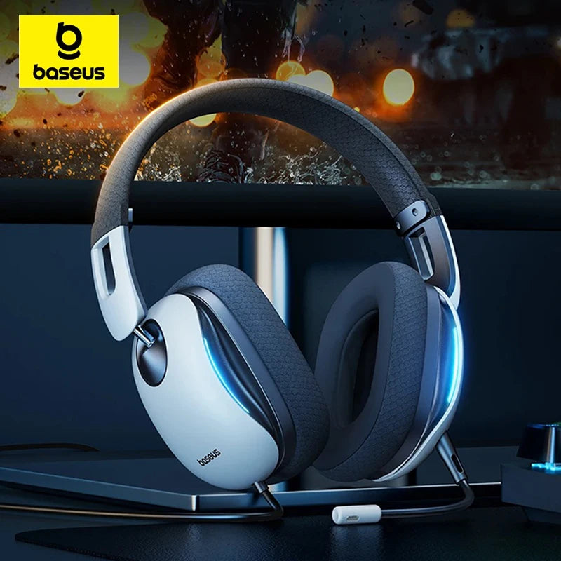 Auriculares gaming con diadema negra y copas grises; iluminación azul en las orejeras
