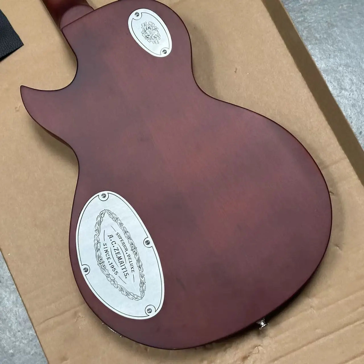 Guitarra eléctrica de duraluminio tallada a mano con grabado floral en espiral, ribete rojo marrón, humbuckers HH, puente fijo y mástil de palisandro especial I