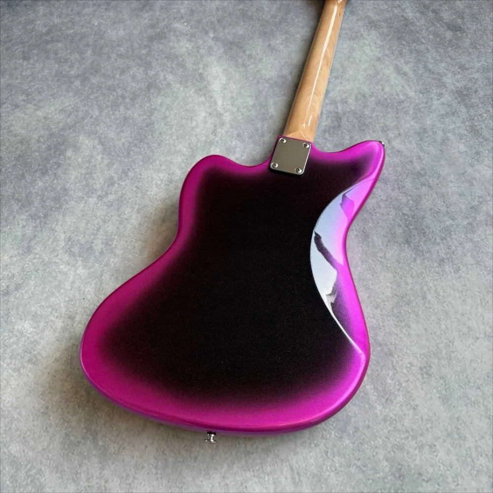 Guitarra eléctrica de cuerpo negro con acabado metálico púrpura, protector de cuerdas blanco nacarado, pastillas HH, sistema de trémolo de estilo vintage, cuerpo sólido de diseño offset.