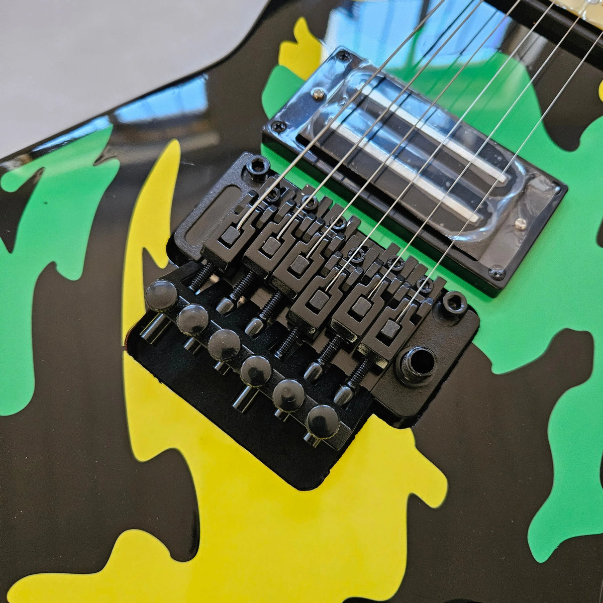 Guitarra eléctrica con diseño de estrellas y estampado de camuflaje, estampado de camuflaje en negro, verde y amarillo, pastillas HS, trémolo con doble sistema de bloqueo, herrajes negros, calidad superior.