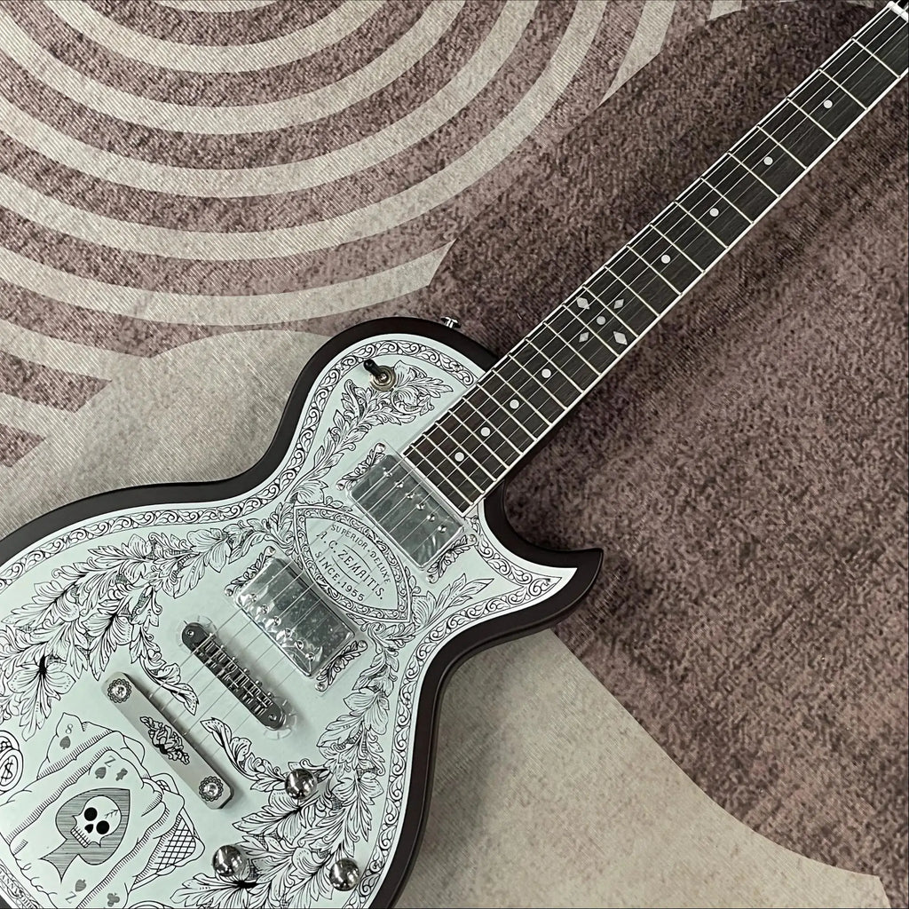 Guitarra eléctrica con tapa de aluminio grabado, cuerpo de caoba, incrustaciones de ébano en la tapa, doble sistema de pastillas humbucker, puente fijo cromado, 22 trastes.