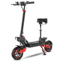 Patinete eléctrico rojo y negro, con asiento y manillar, vista lateral en estudio