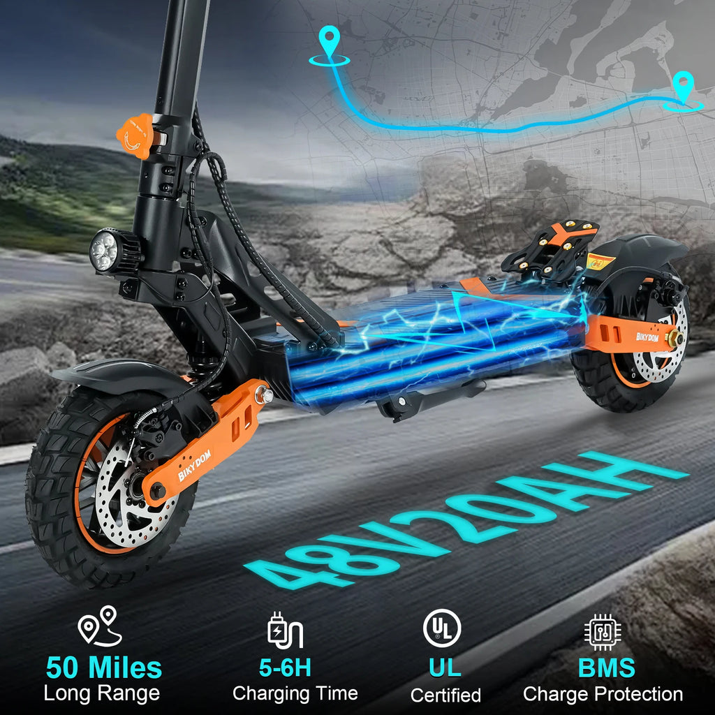 Patinete eléctrico con luces LED azules bajo la plataforma; vista de la rueda trasera.