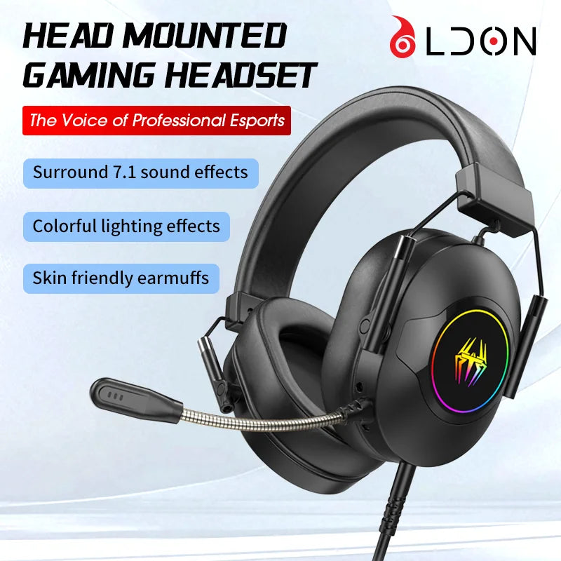 Auriculares gaming con cable negros, almohadillas suaves y micrófono abatible con luz RGB.