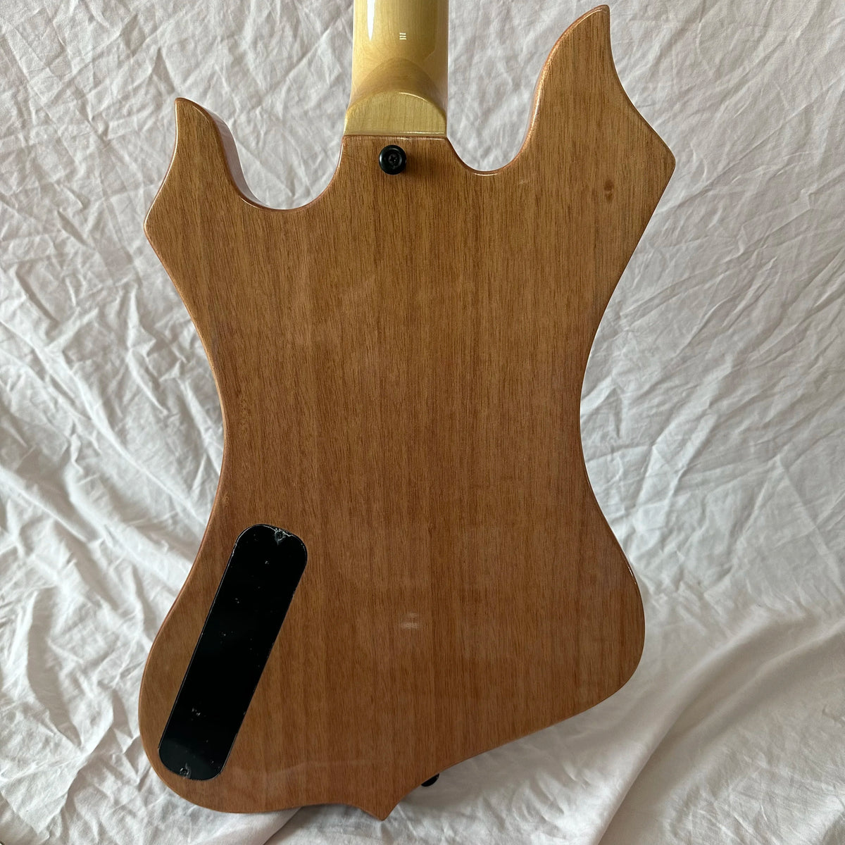 Guitarra eléctrica estilo Warlock, con diseño de remolino azul y negro, borde natural, 6 cuerdas, cuerpo sólido, guitarra de metal pesado.