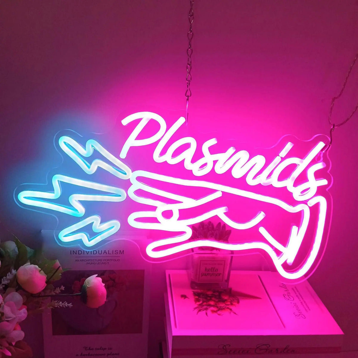 Letrero LED neón con texto "Plasmids", contorno azul y rosa