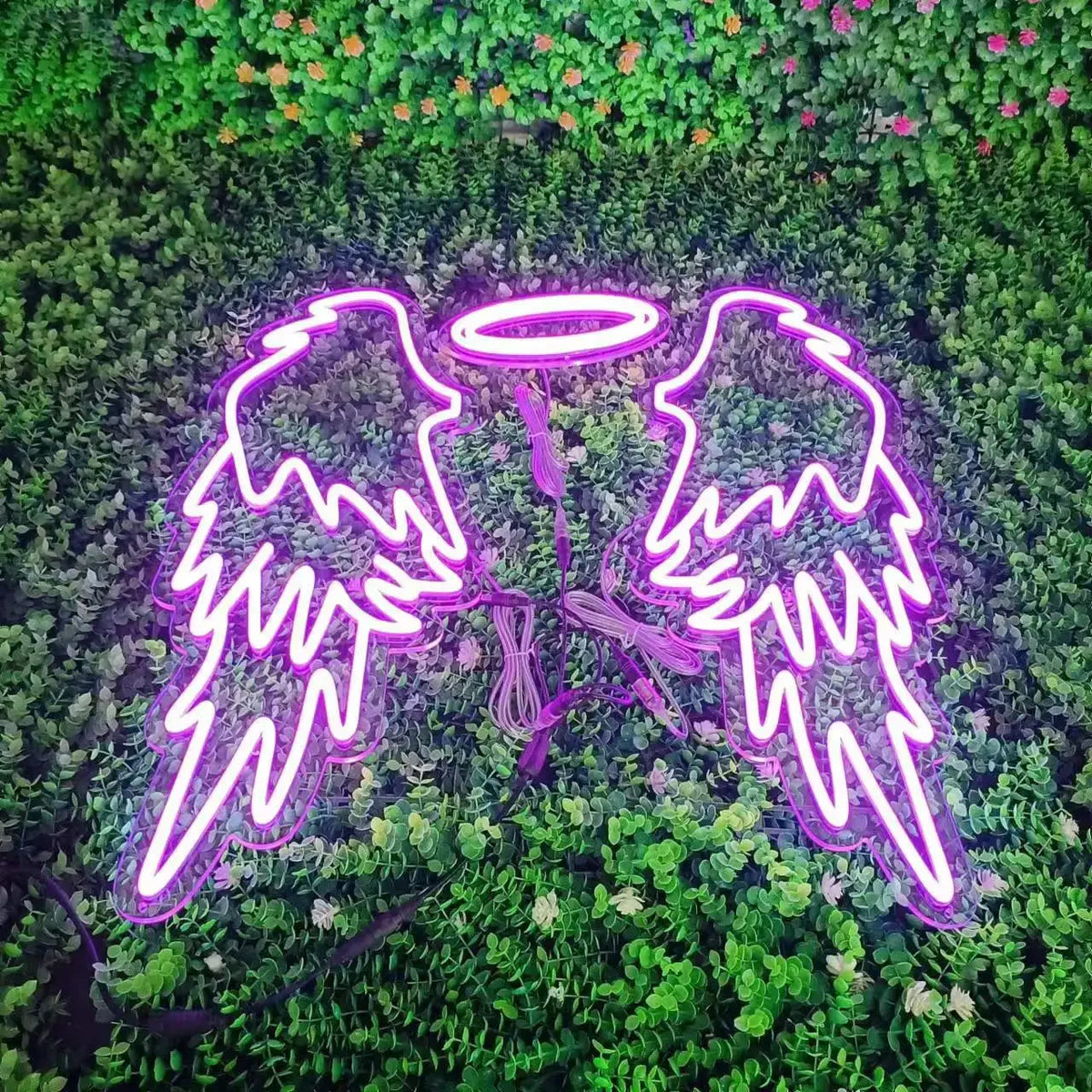 Señal de neón LED con alas de ángel y halo, luz violeta