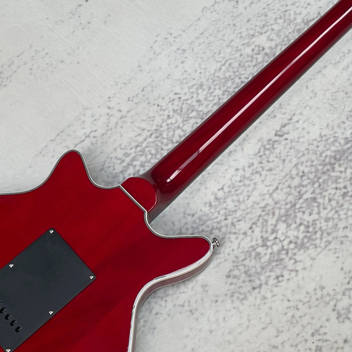 Guitarra eléctrica roja de 6 cuerdas con protector negro, pastillas SSS, guitarra de tono brillante y claro, guitarra eléctrica elegante y distintiva