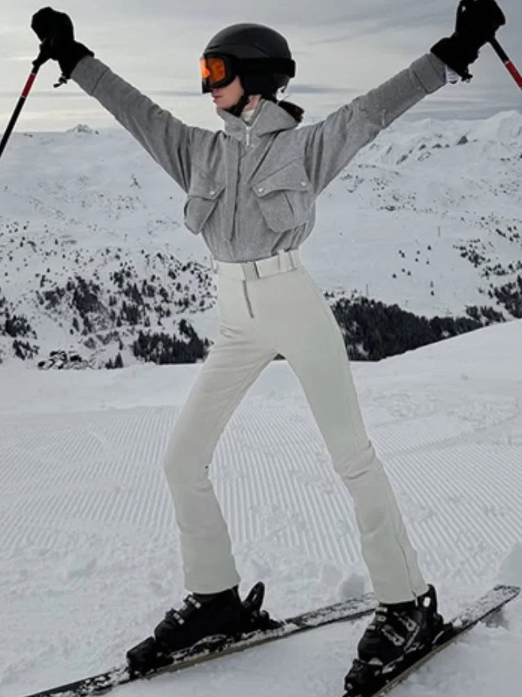 Mono de esquí con cuello alto, bolsillos con cremallera y paneles, cordón ajustable, invierno 2026, mono de nieve cálido para mujer, atuendo de esquí de una pieza, elegante y glamuroso.