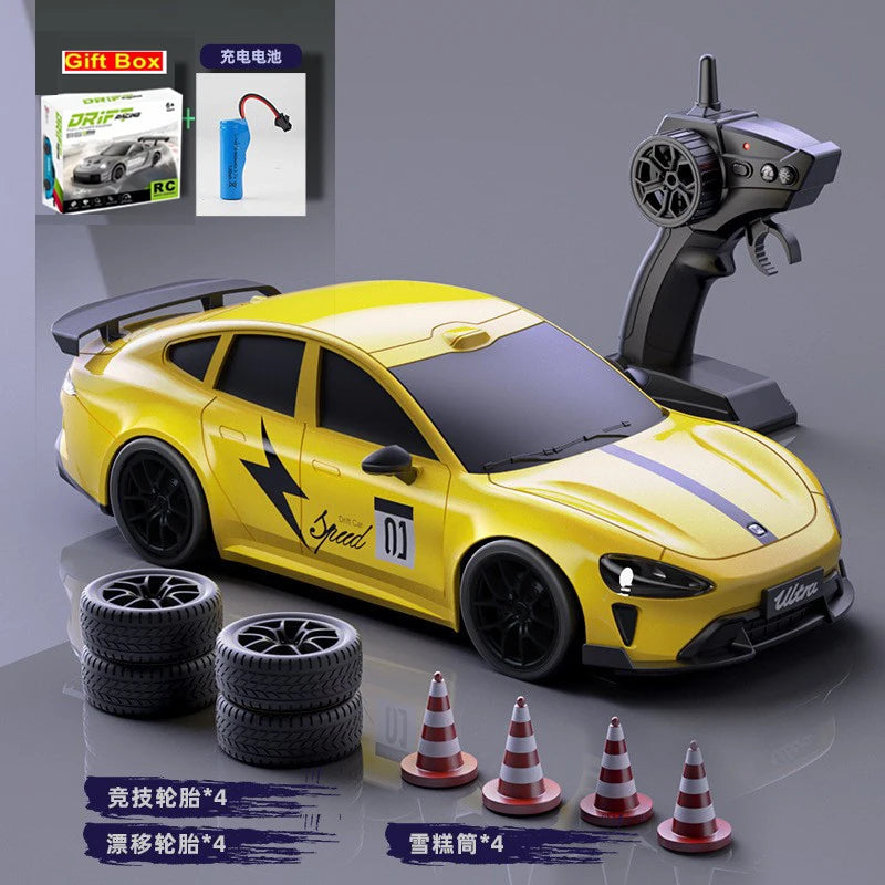 Coche RC de deriva 1:24 amarillo con control remoto, neumáticos y conos