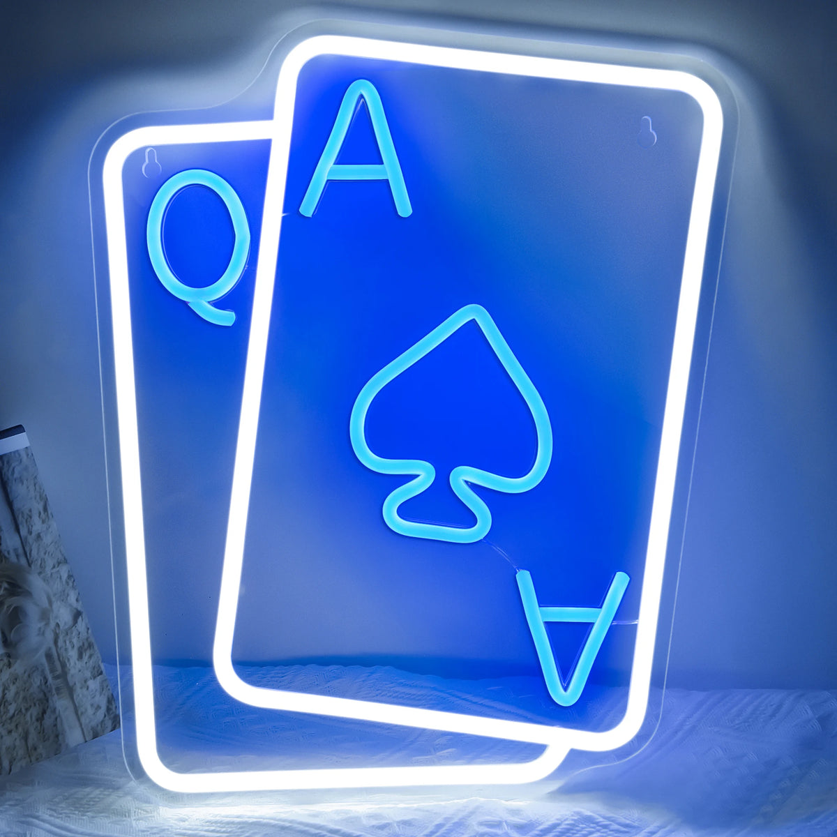 Señal de neón LED de cartas de póker con Q y A, marco blanco y luz azul, encendida