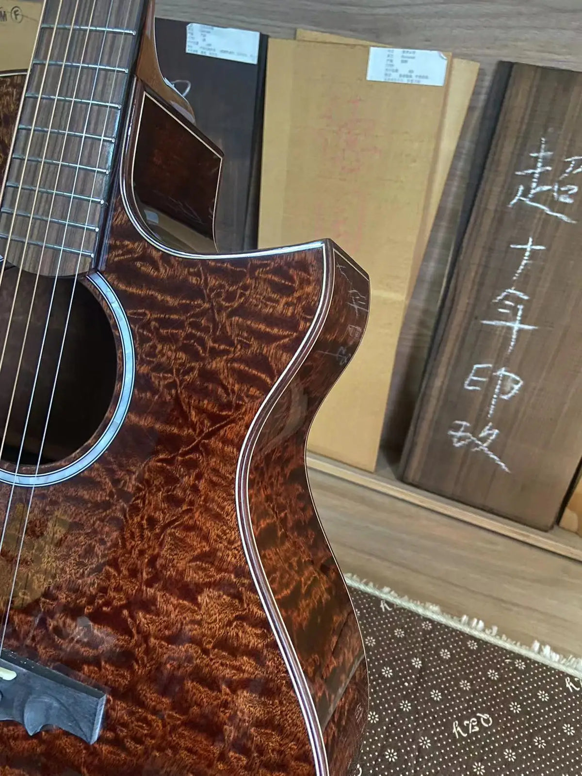 JD-920 Guitarra eléctrica acústica hecha a mano personalizada Todo sólido Abeto de alta calidad Sapele Seductor Musical todo en uno