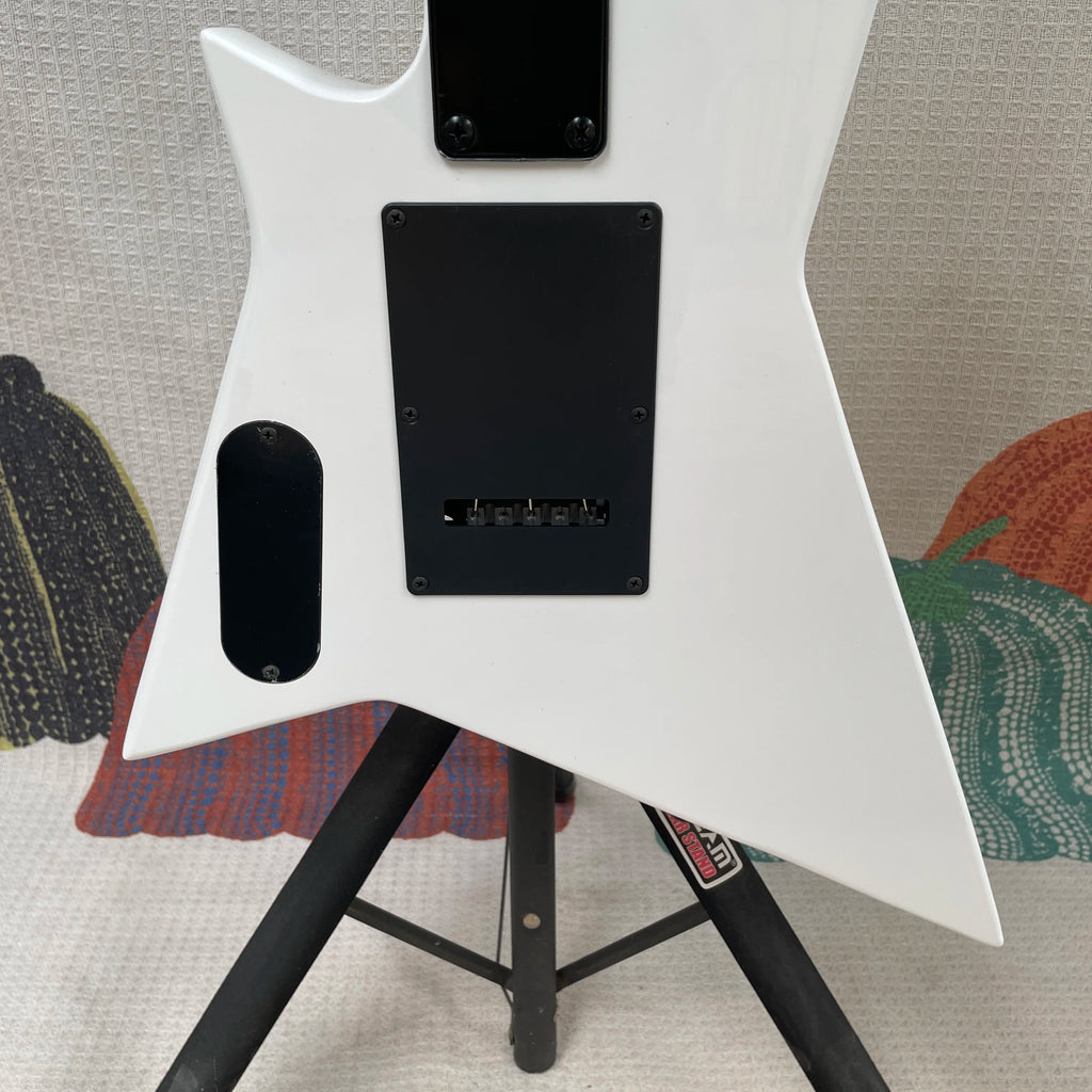 Guitarra eléctrica de 6 cuerdas con acabado en contraste blanco y negro, sistema de trémolo, guitarra con perillas de volumen dobles, una guitarra de estilo único