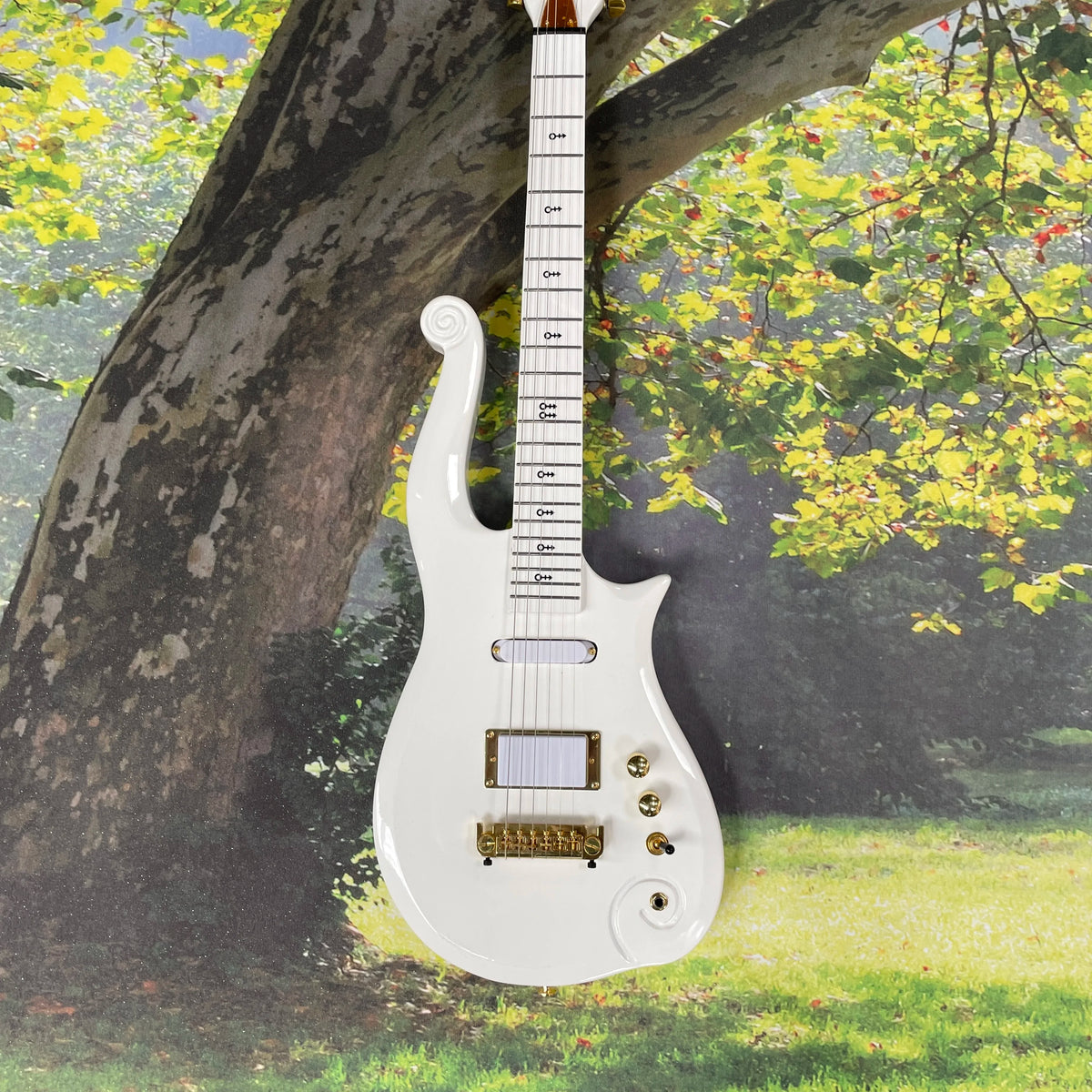 Guitarra eléctrica minimalista de lujo en blanco puro, cuerpo de palisandro con herrajes chapados en oro, guitarra eléctrica de rock.