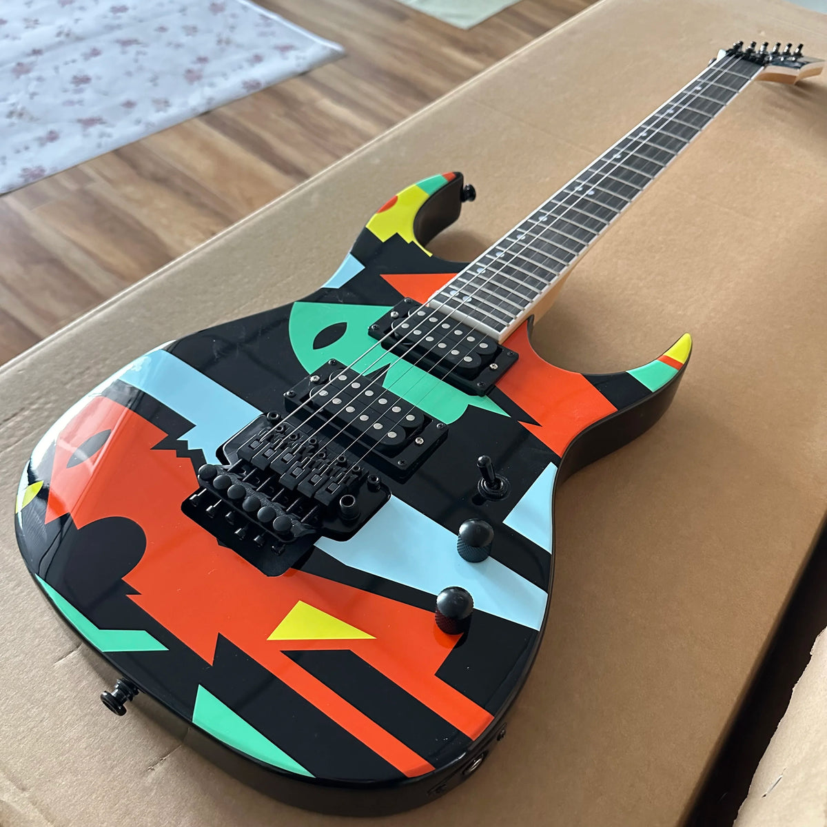 Guitarra Eléctrica Artística con Graffiti, Pintura Geométrica Colorida, Sistema de Doble Trémolo, Doble Humbucker, Guitarra de Metal Pesado, Disponible en Stock