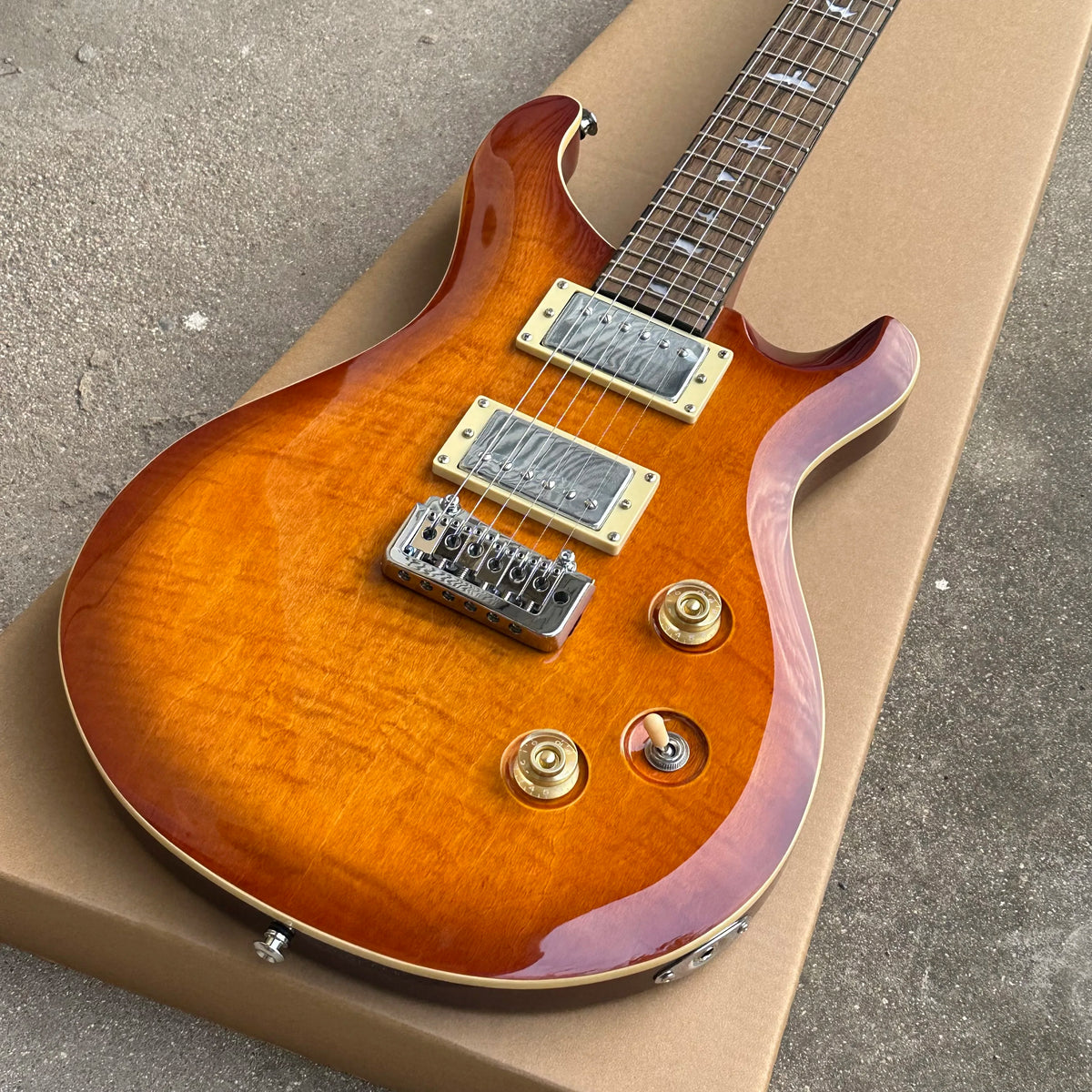 Guitarra eléctrica PRS Style Custom24, tapa Sunburst de arce flameado Tiger
