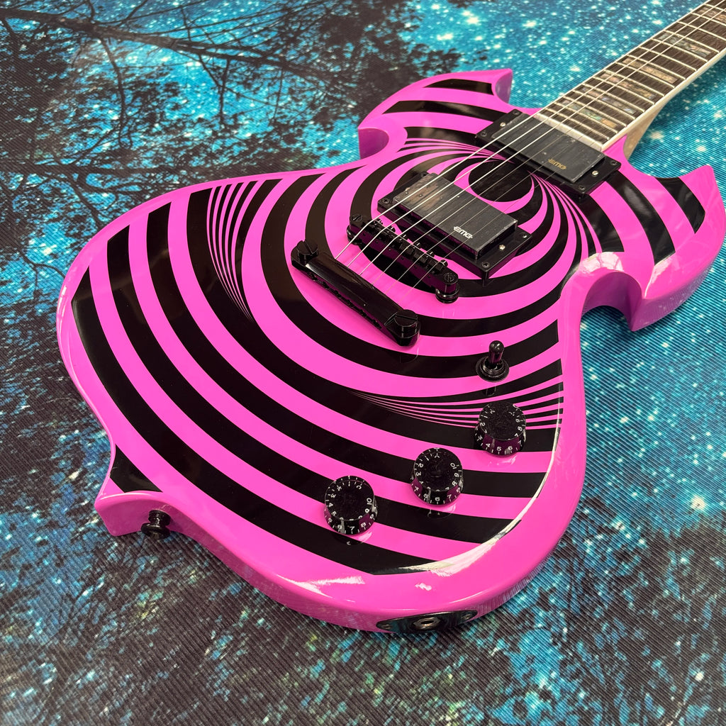 Guitarra eléctrica morada, diapasón de palisandro con incrustaciones de abulón y nácar, 22 trastes, pastillas de doble bobina.