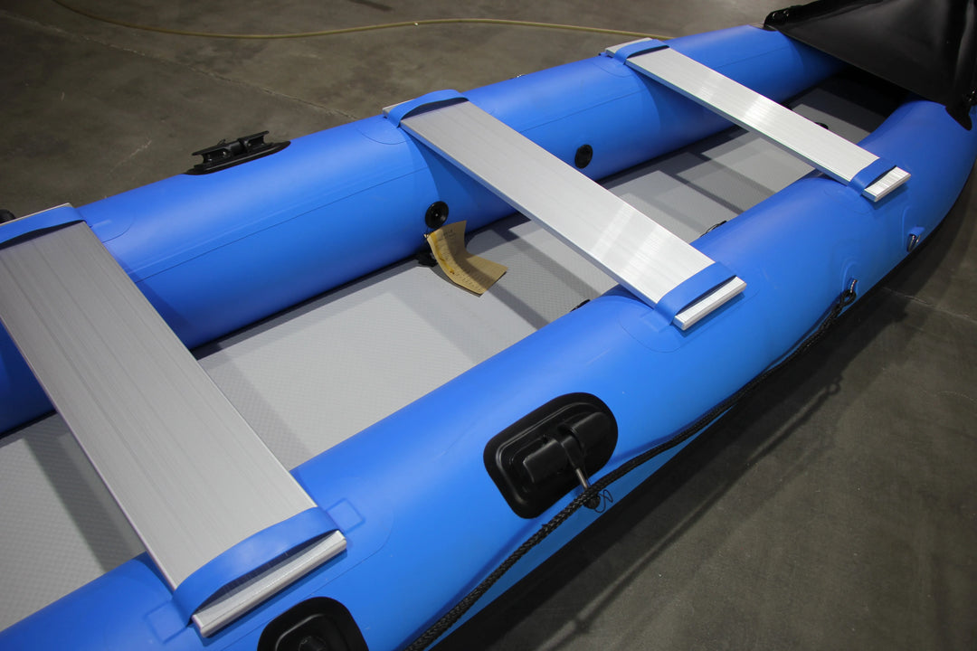 Canoa con Motor eléctrico de nuevo diseño, barco de esquí y Kayak, sentado en la parte superior para pescar y remo para aventuras al aire libre