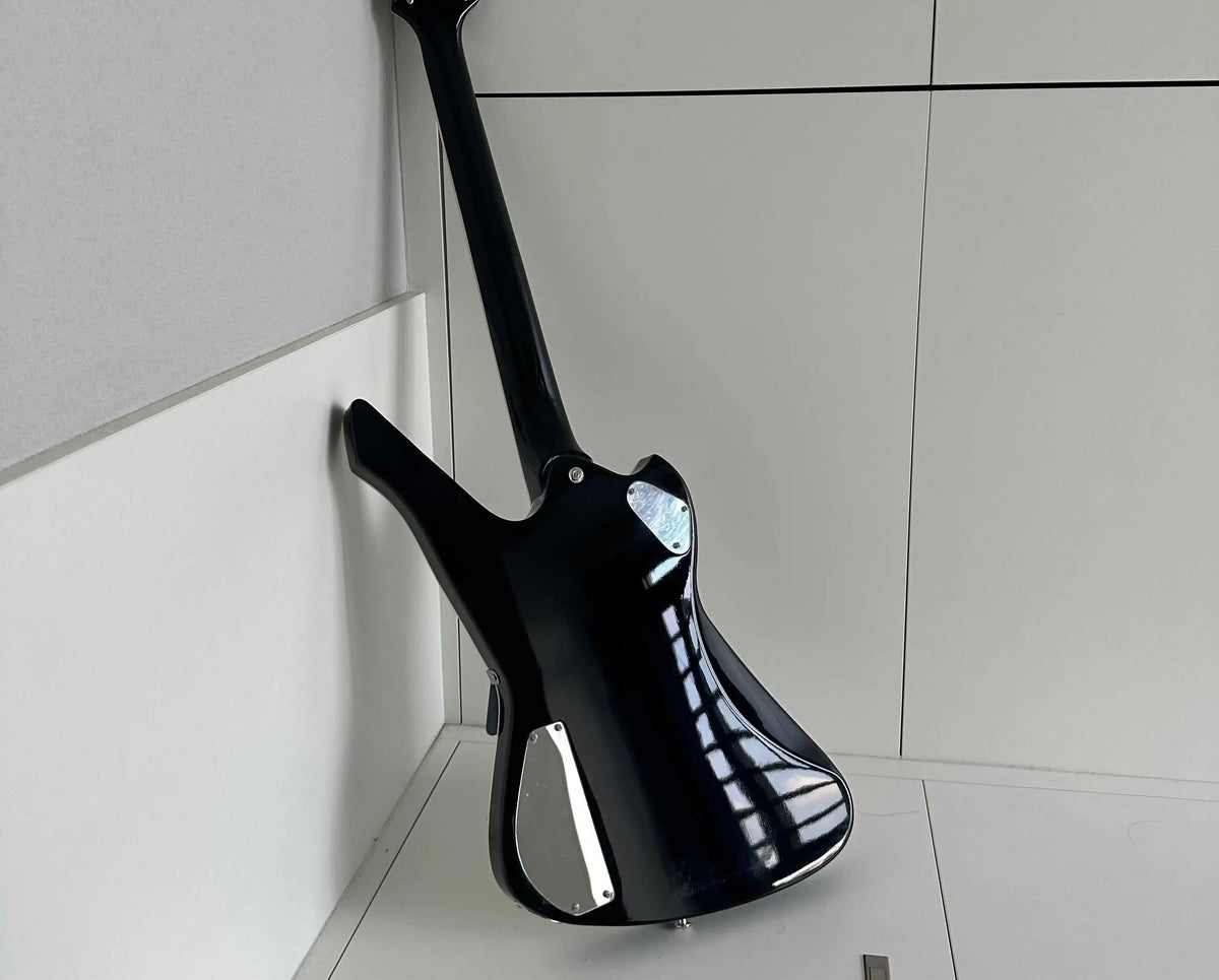 Guitarra eléctrica asimétrica, incrustaciones de perlas de abulón en forma de bloque dividido, cuerpo y tapa trasera con acabado espejado, protector de cuerdas con forma de estrella, pastillas HH.