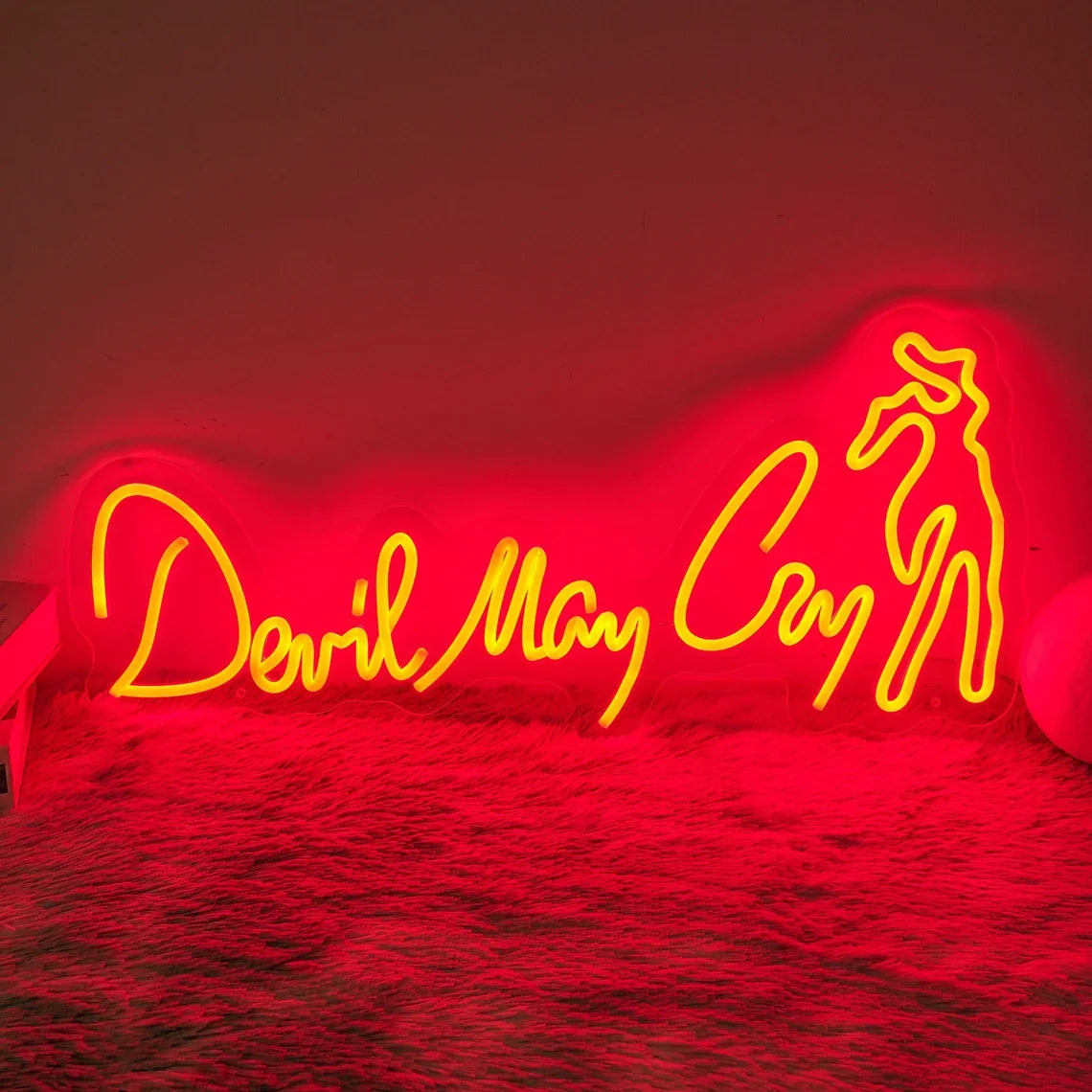 Letrero de neón LED “Devil Man Cry” con diseño demoníaco, luz roja y amarilla