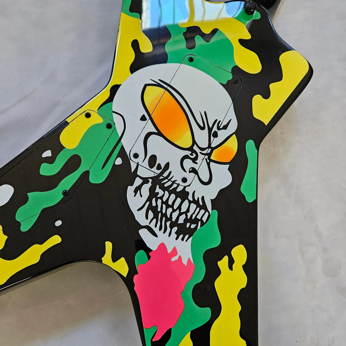 Guitarra eléctrica con diseño de estrellas y estampado de camuflaje, estampado de camuflaje en negro, verde y amarillo, pastillas HS, trémolo con doble sistema de bloqueo, herrajes negros, calidad superior.