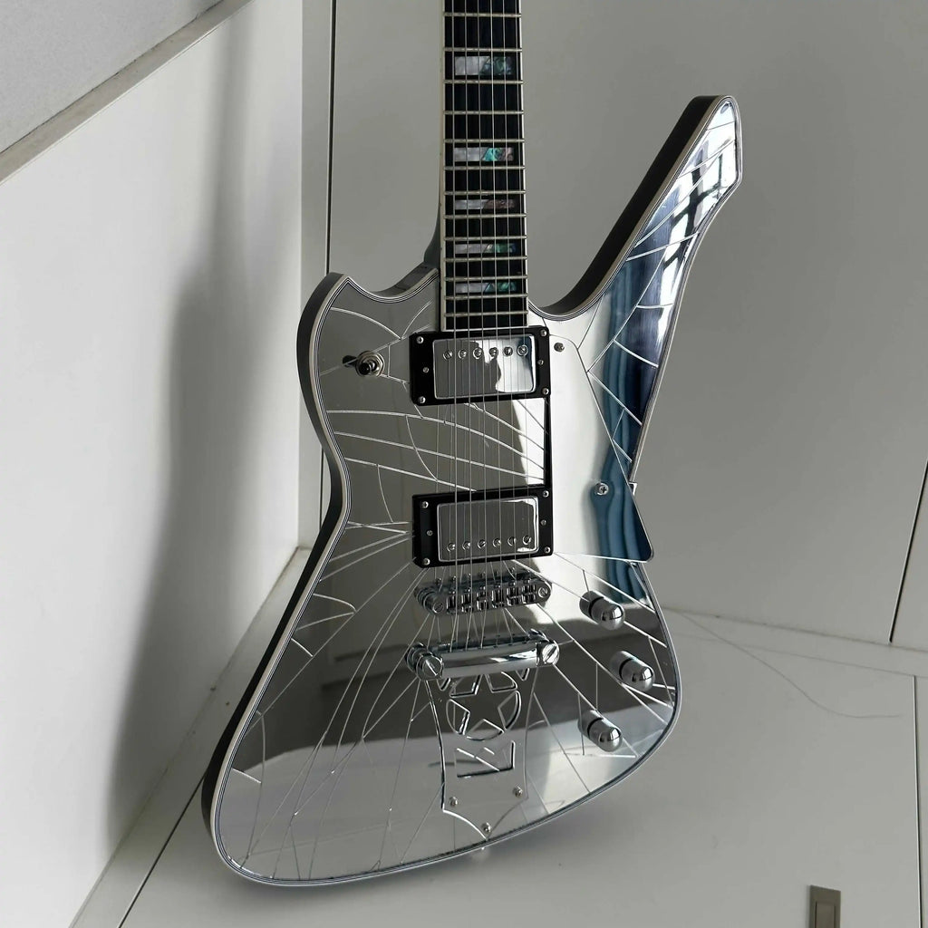 Guitarra eléctrica asimétrica, incrustaciones de perlas de abulón en forma de bloque dividido, cuerpo y tapa trasera con acabado espejado, protector de cuerdas con forma de estrella, pastillas HH.