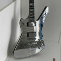 Guitarra eléctrica asimétrica, incrustaciones de perlas de abulón en forma de bloque dividido, cuerpo y tapa trasera con acabado espejado, protector de cuerdas con forma de estrella, pastillas HH.