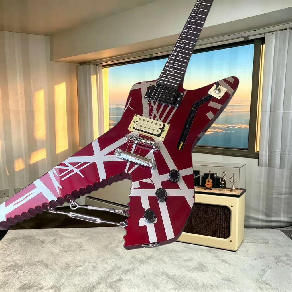Guitarra eléctrica personalizada Axe‑Saw‑Blade, acabado rojo con franjas blancas, pastillas HH, guitarra única para escenario de heavy metal y hard rock