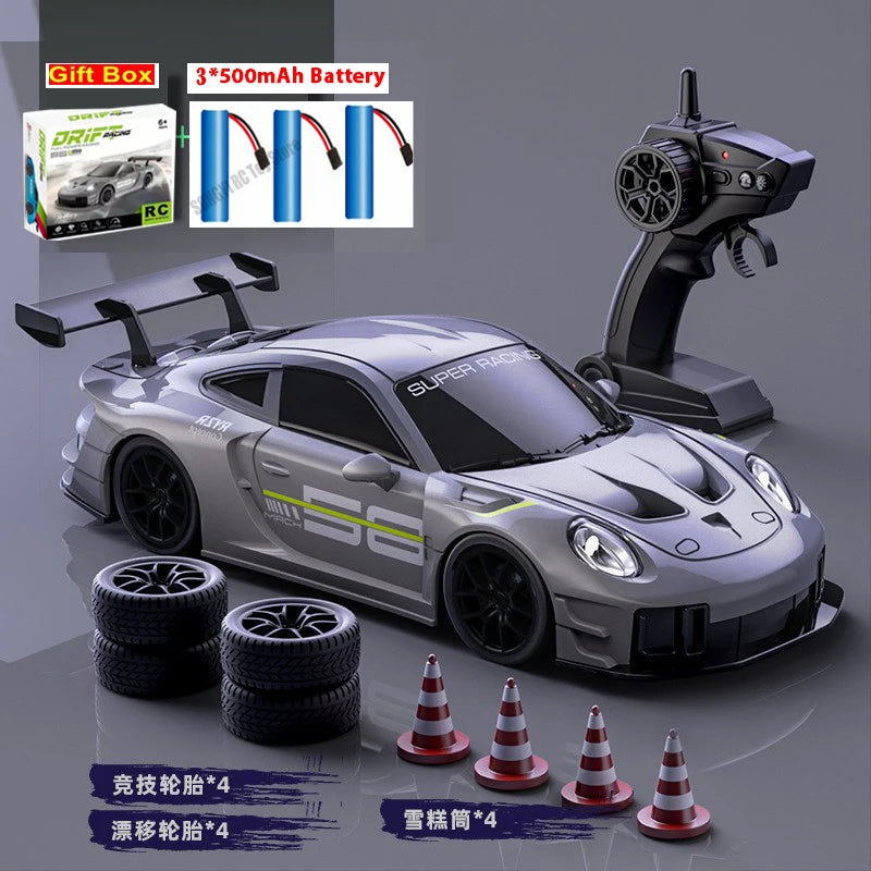 Coche RC de deriva 1:24 gris con control remoto y conos de carreras