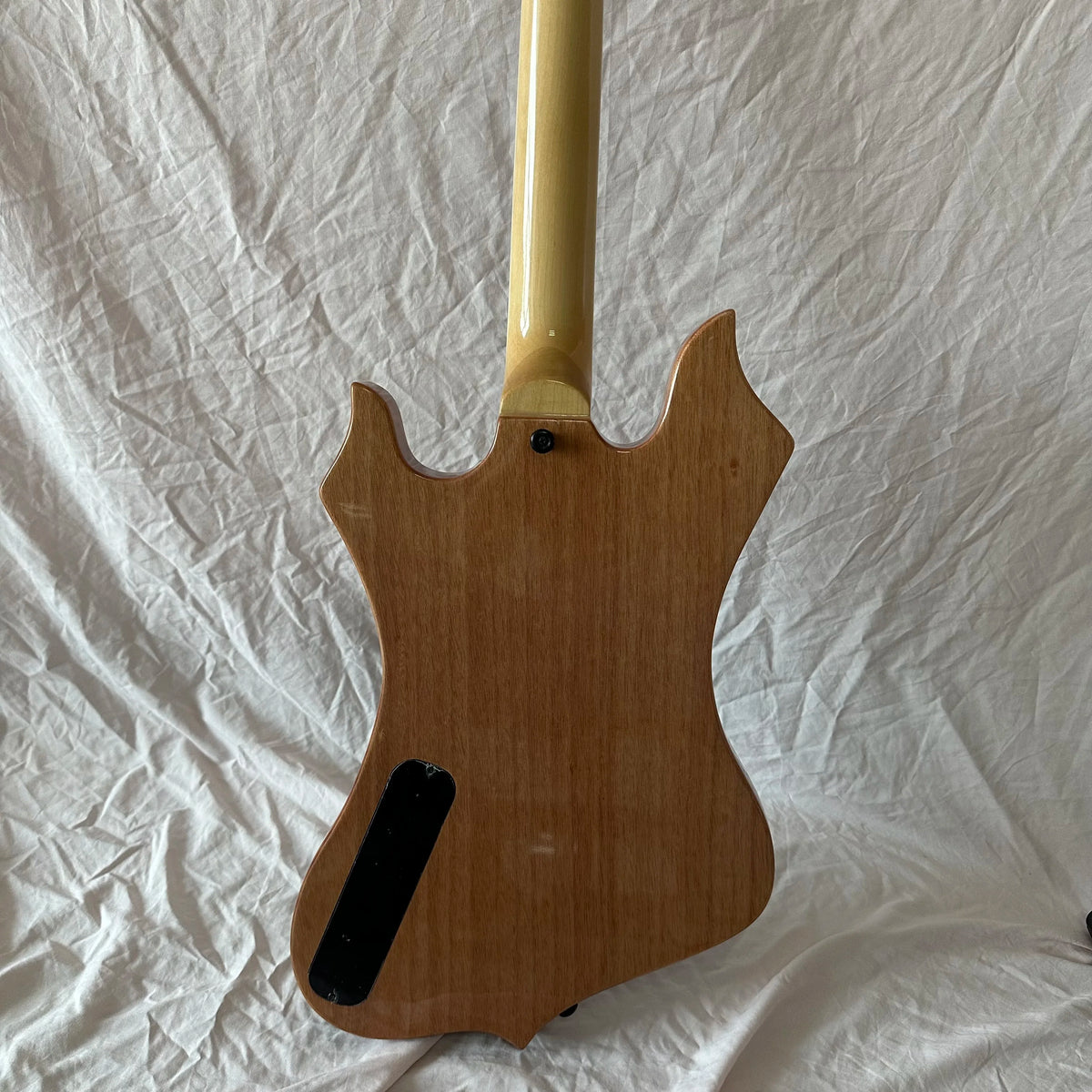 Guitarra eléctrica estilo Warlock, con diseño de remolino azul y negro, borde natural, 6 cuerdas, cuerpo sólido, guitarra de metal pesado.