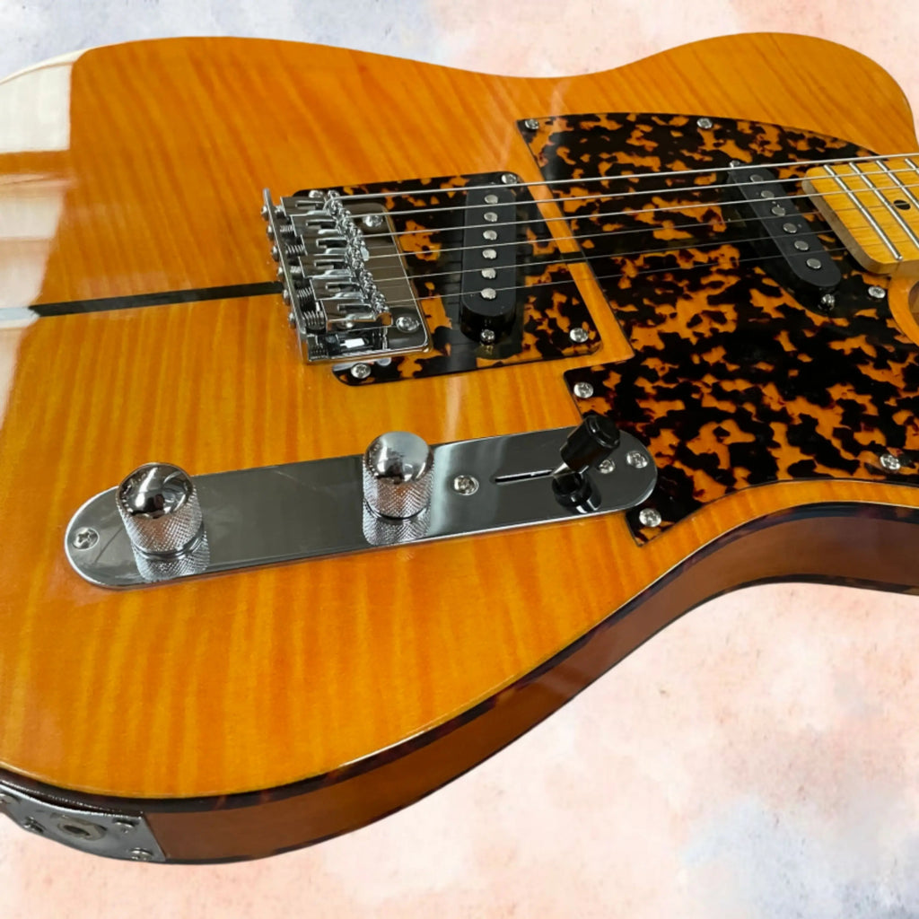 Guitarra eléctrica de cuerpo macizo en color ámbar, con pastillas de acero inoxidable, diapasón de arce y herrajes plateados. Guitarra con un encanto retro, ideal para tocar y coleccionar.