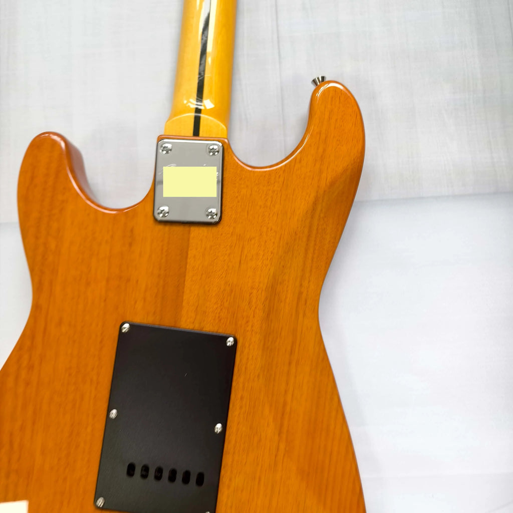 Guitarra eléctrica de madera natural con diapasón de arce, guardapalos negro SSS, bobina y trémolo. En stock.