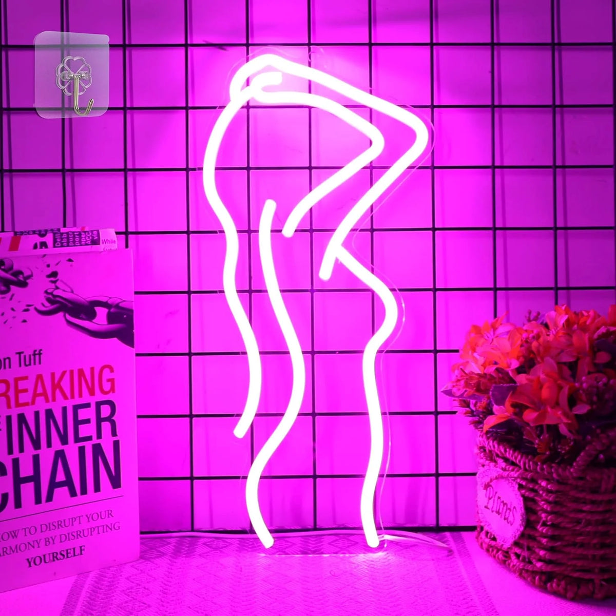 Letrero neón LED de mujer con luz rosa y blanca sobre pared de rejilla