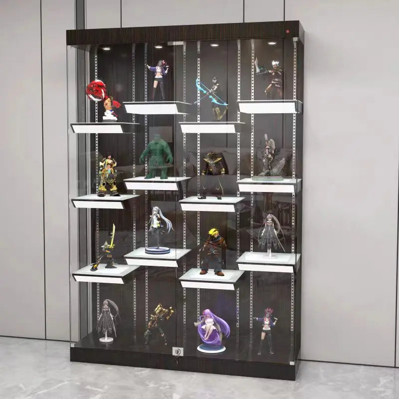 Vitrina de cristal con iluminación LED y figuras expuestas en repisas