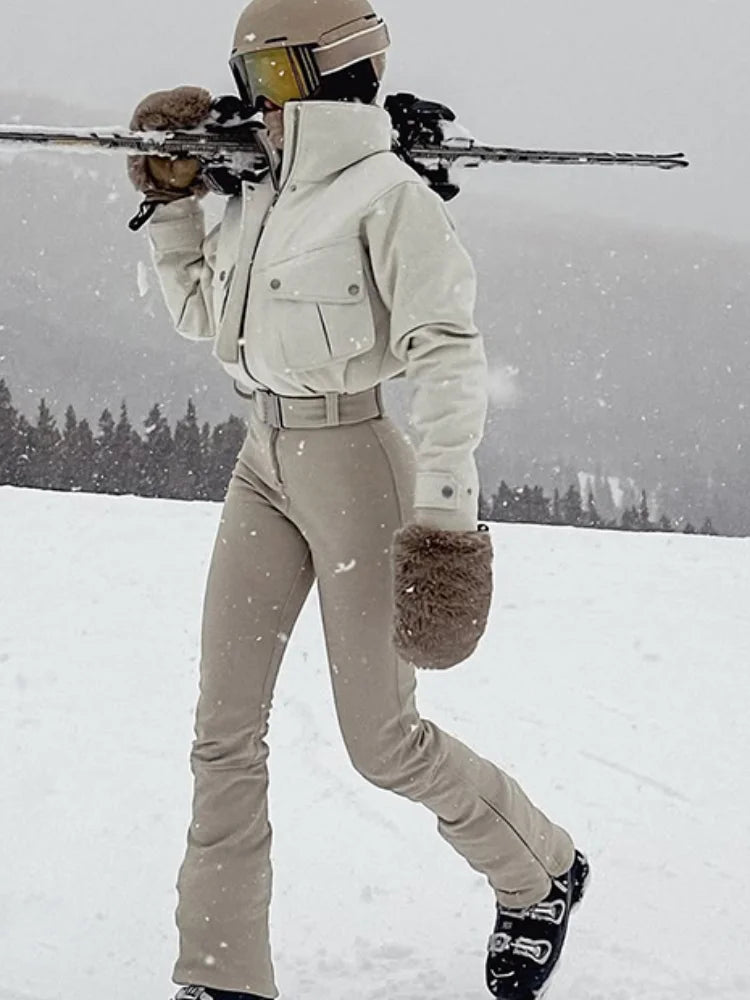 Mono de esquí con cuello alto, bolsillos con cremallera y paneles, cordón ajustable, invierno 2026, mono de nieve cálido para mujer, atuendo de esquí de una pieza, elegante y glamuroso.