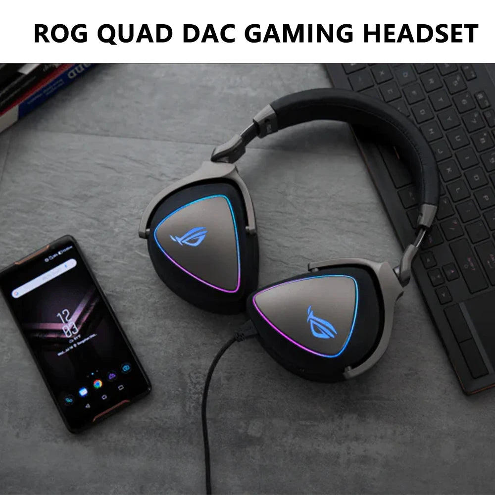 Auriculares gaming over-ear negros con iluminación RGB en las copas y micrófono